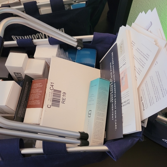 Beautycounter Samples, Products, and 2 Market Totes. - Picture 4 of 5